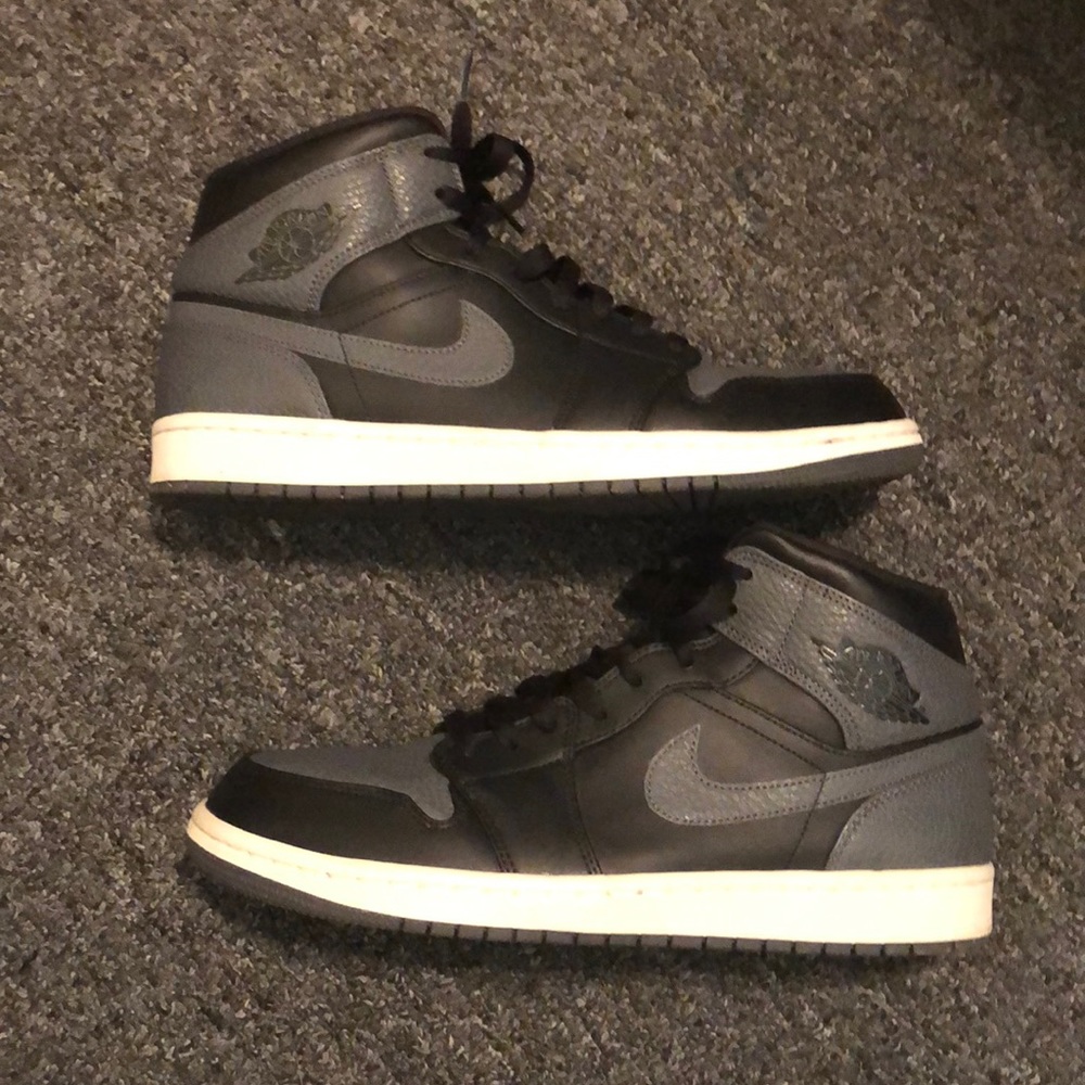 Jordan 1 mid “Dark Grey”